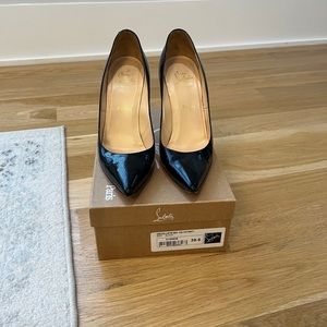 Christian Louboutins Decollete 554 100 Patent leather in black. Size 39.5